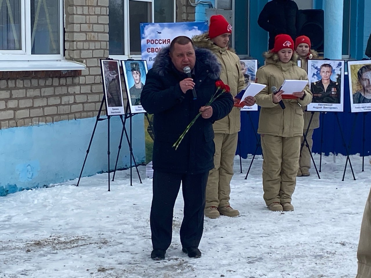 В Курском районе состоялась церемония открытия памятной доски выпускнику Верхнемедведицкой СОШ, участнику СВО Матвею Винокурову В Курском районе состоялась церемония открытия памятной доски выпускнику Верхнемедведицкой СОШ, участнику СВО Матвею Винокурову