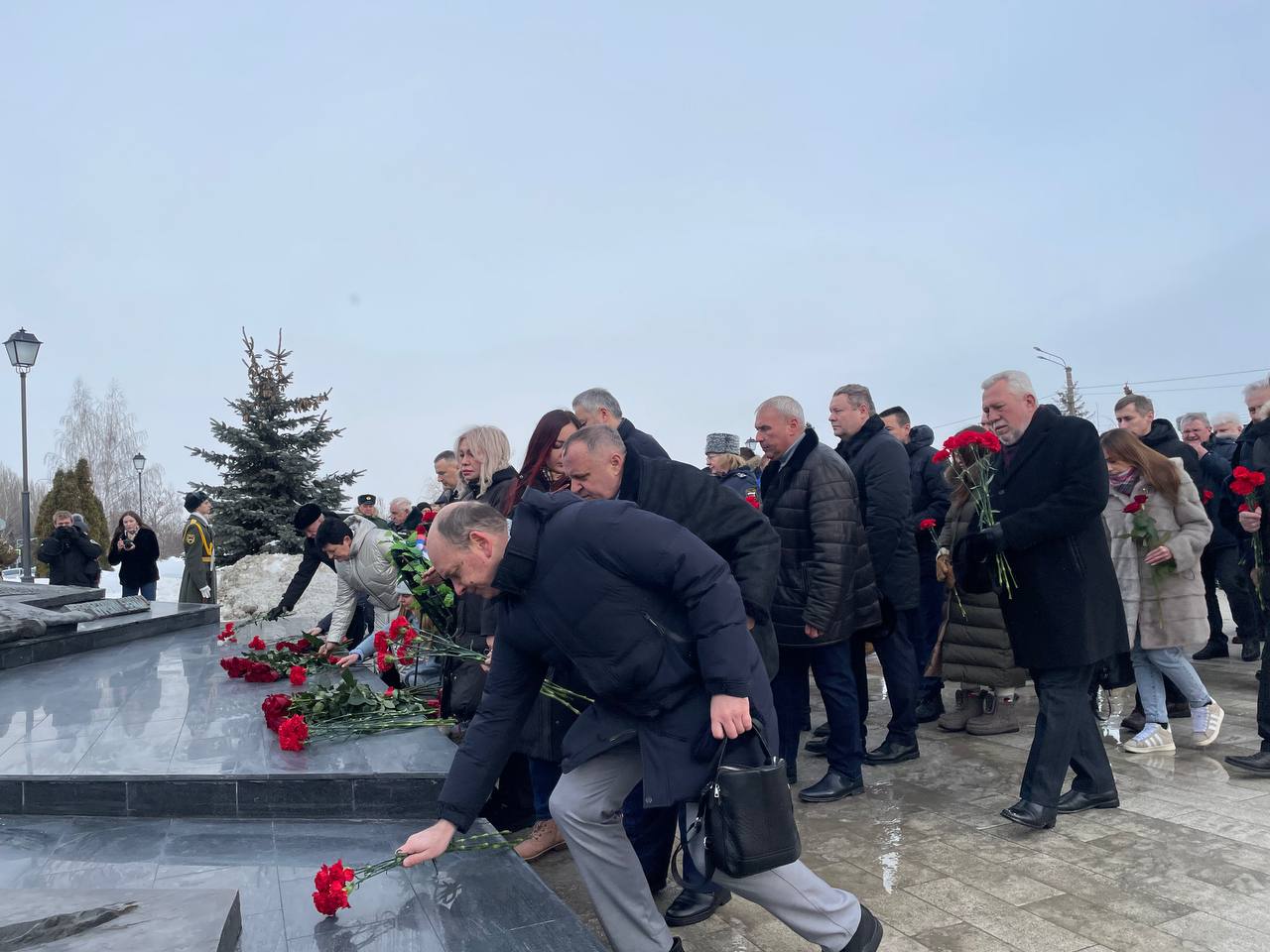 В День защитника Отечества куряне возложили цветы к Могиле Неизвестного Солдата В День защитника Отечества куряне возложили цветы к Могиле Неизвестного Солдата