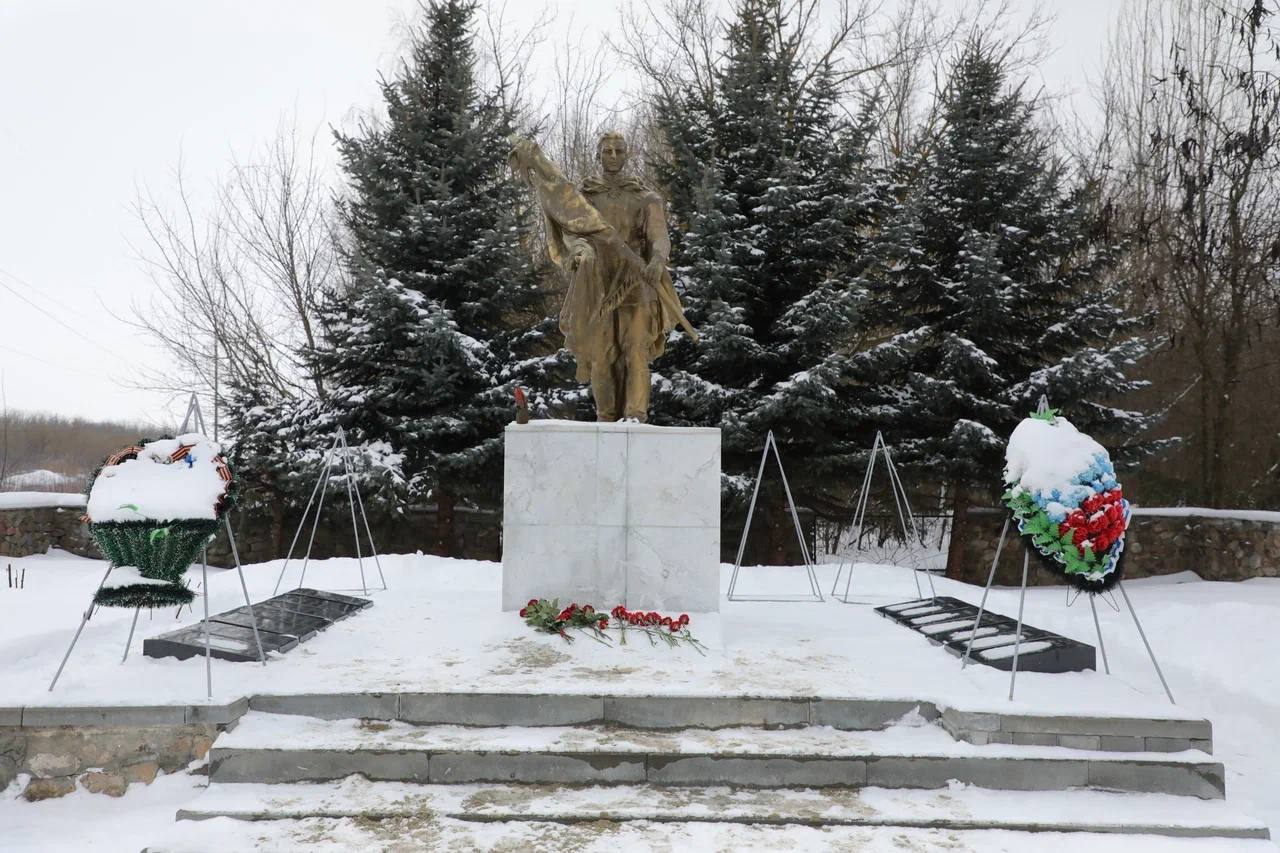 В День защитника Отечества руководство, сотрудники и ветераны Курской АЭС почтили память героев, защищавших Курский край В День защитника Отечества руководство, сотрудники и ветераны Курской АЭС почтили память героев, защищавших Курский край