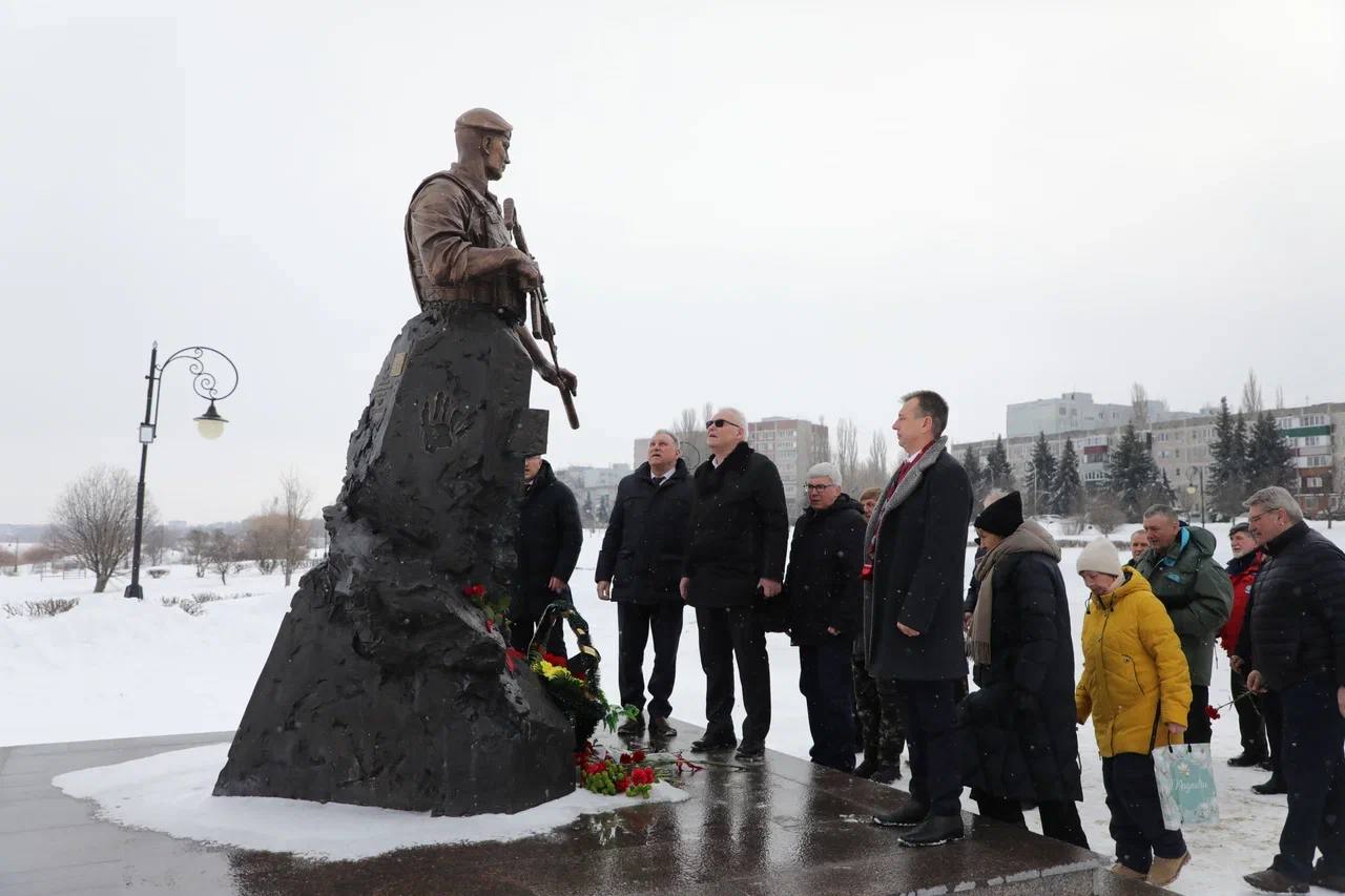 В День защитника Отечества руководство, сотрудники и ветераны Курской АЭС почтили память героев, защищавших Курский край В День защитника Отечества руководство, сотрудники и ветераны Курской АЭС почтили память героев, защищавших Курский край
