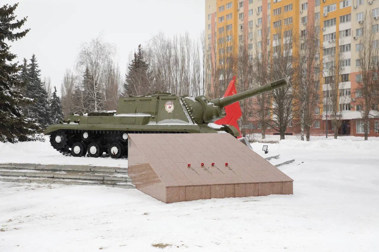 В День защитника Отечества руководство, сотрудники и ветераны Курской АЭС почтили память героев, защищавших Курский край