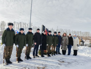 Виктор Катунин: В День защитника Отечества прошла церемония возложения на площади Героев поселка Медвенка