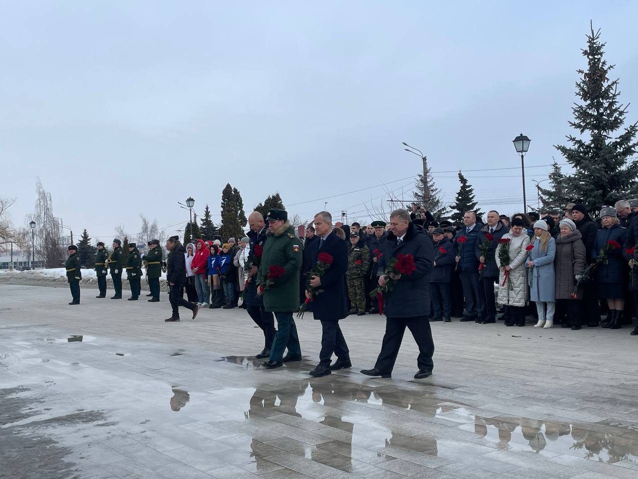 В День защитника Отечества куряне возложили цветы к Могиле Неизвестного Солдата