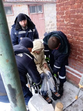 В Курске спасатели доставили женщину на инвалидной коляске в больницу после снегопада