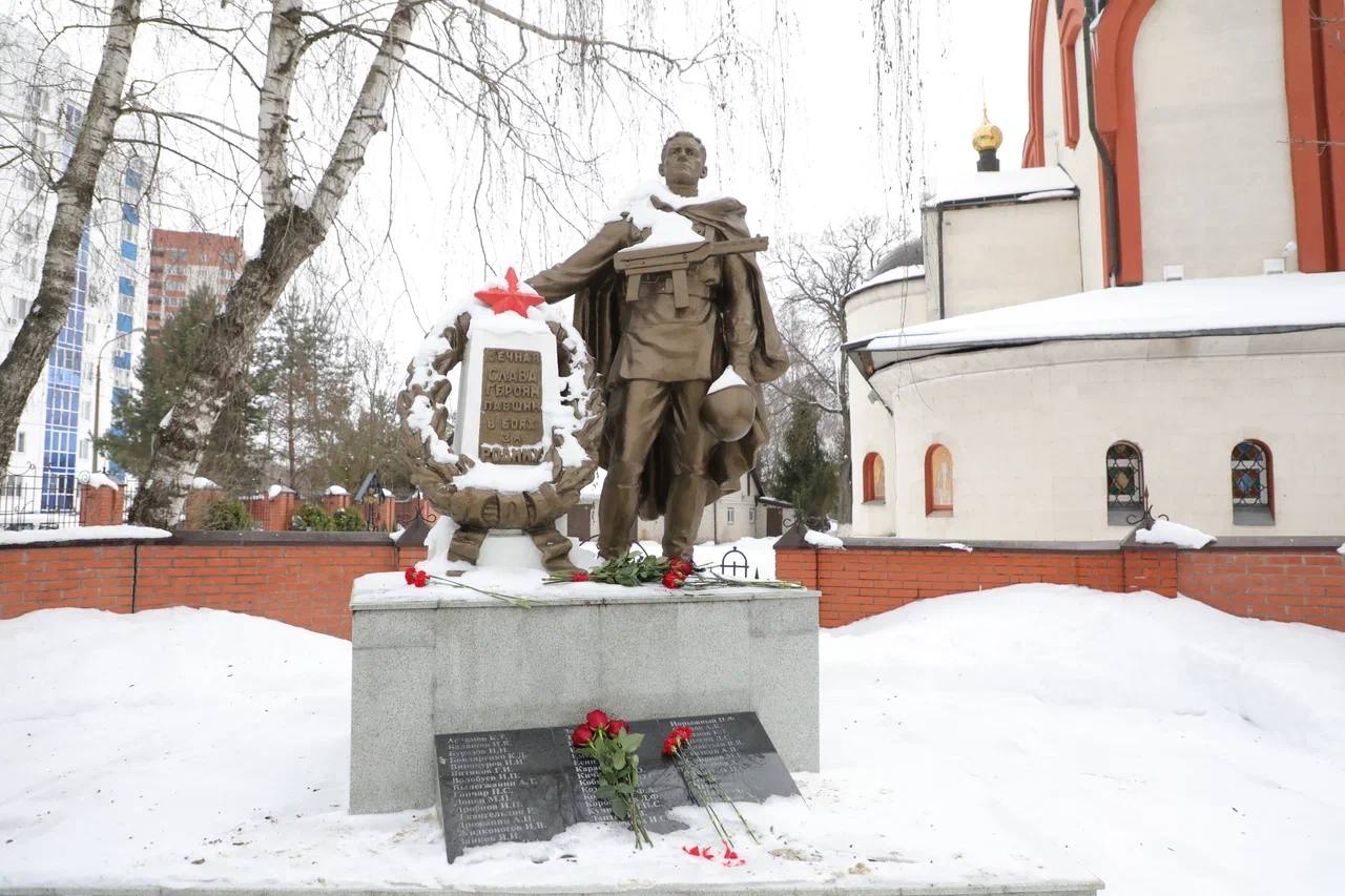 В День защитника Отечества руководство, сотрудники и ветераны Курской АЭС почтили память героев, защищавших Курский край В День защитника Отечества руководство, сотрудники и ветераны Курской АЭС почтили память героев, защищавших Курский край