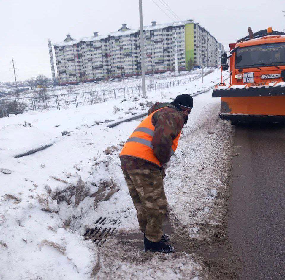 В Курске весь день будут убирать снег с помощью 75 единиц техники, сообщили в комитете ЖКХ В Курске весь день будут убирать снег с помощью 75 единиц техники, сообщили в комитете ЖКХ