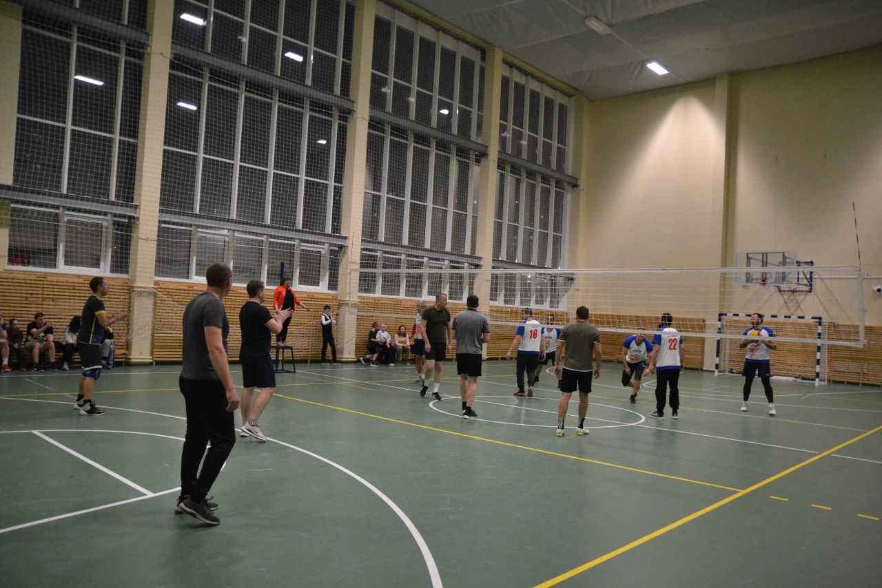 В гимназии № 63 Курска прошел турнир по волейболу среди команд отцов учеников школ Центрального округа города