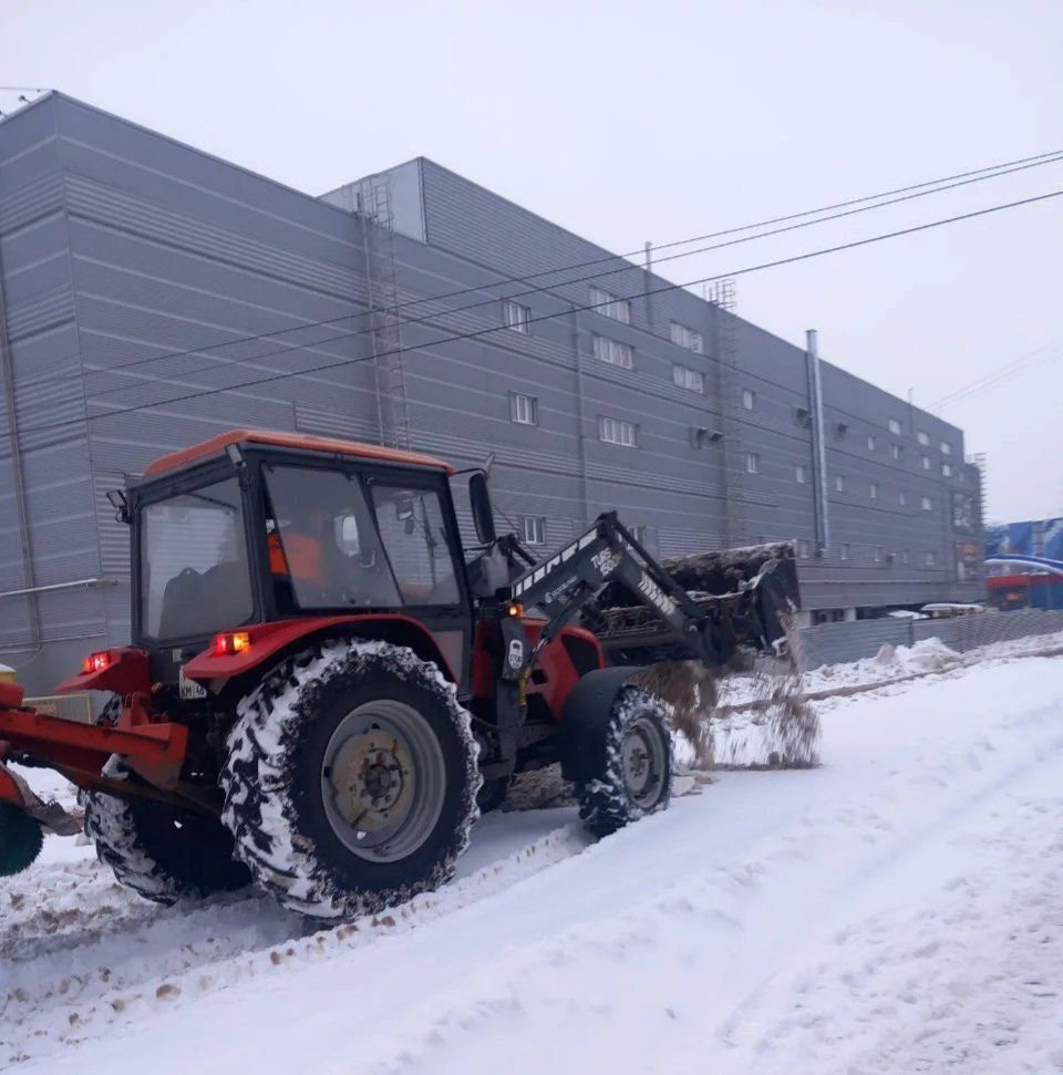 В Курске весь день будут убирать снег с помощью 75 единиц техники, сообщили в комитете ЖКХ
