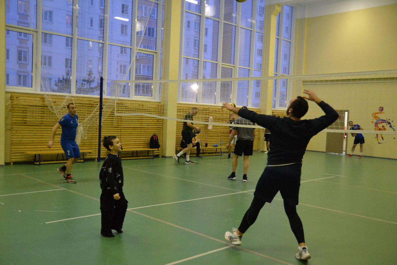 В гимназии № 63 Курска прошел турнир по волейболу среди команд отцов учеников школ Центрального округа города В гимназии № 63 Курска прошел турнир по волейболу среди команд отцов учеников школ Центрального округа города