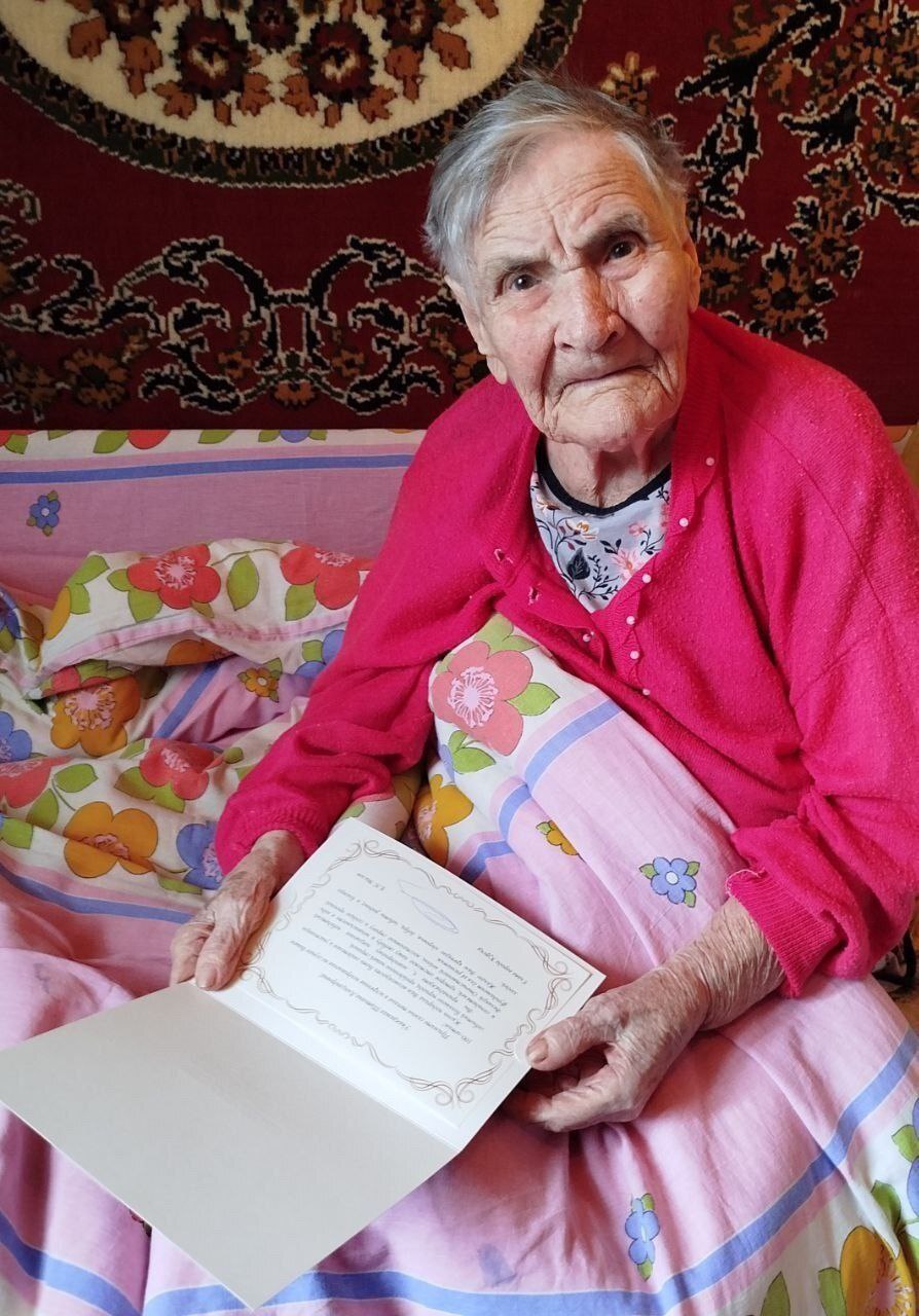 Председатель комитета социальной защиты населения города Курска Сергей Брежнев поздравил курянку Татьяну Александровну Логинову в связи с 100-летним юбилеем