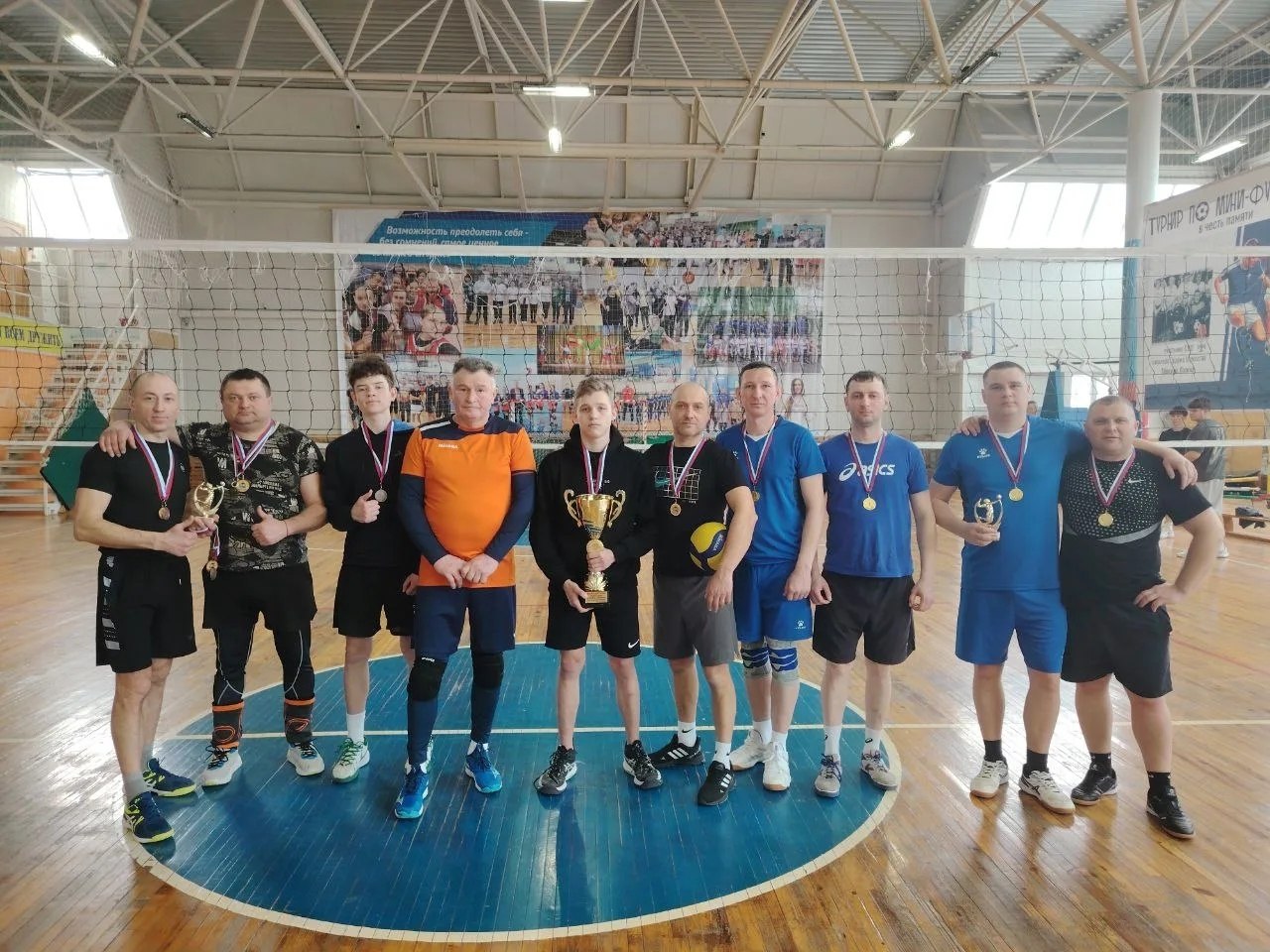 На базе физкультурно-оздоровительного комплекса "Чемпион" прошел турнир по волейболу, посвященный Дню защитника Отечества