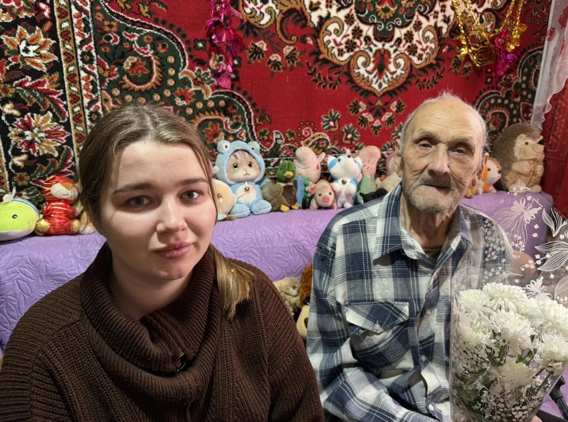 В День защитника Отечества советник директора по воспитанию Фатежской школы №2 Юлдузхон Царикова и специалист по организации работы первичного отделения Движения Первых Фатежского района Ирина Мяськова тепло поздравили... В День защитника Отечества советник директора по воспитанию Фатежской школы №2 Юлдузхон Царикова и специалист по организации работы первичного отделения Движения Первых Фатежского района Ирина Мяськова тепло поздравили...