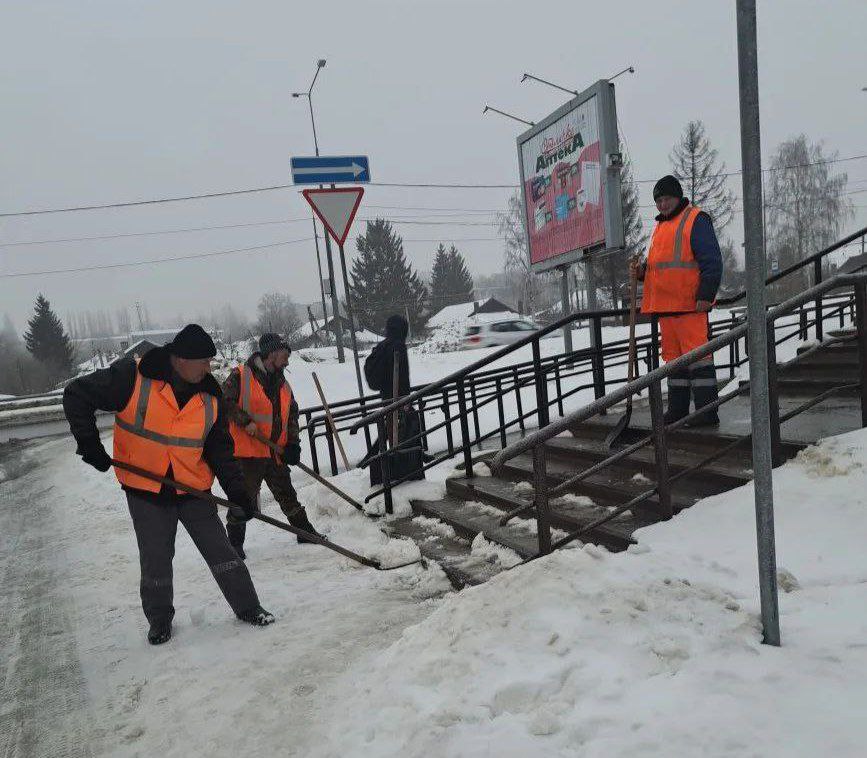 Днем курские улицы убирают 71 человек и 68 единиц техники Днем курские улицы убирают 71 человек и 68 единиц техники