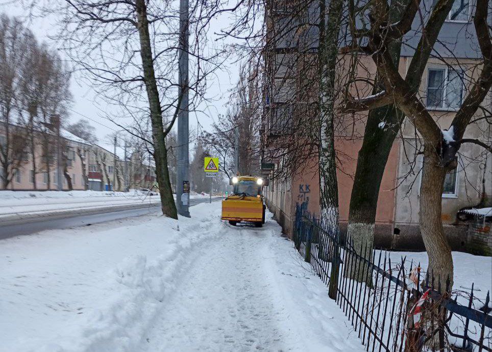 Днем курские улицы убирают 71 человек и 68 единиц техники Днем курские улицы убирают 71 человек и 68 единиц техники