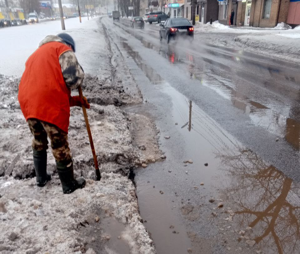 Днем курские улицы убирают 71 человек и 68 единиц техники Днем курские улицы убирают 71 человек и 68 единиц техники
