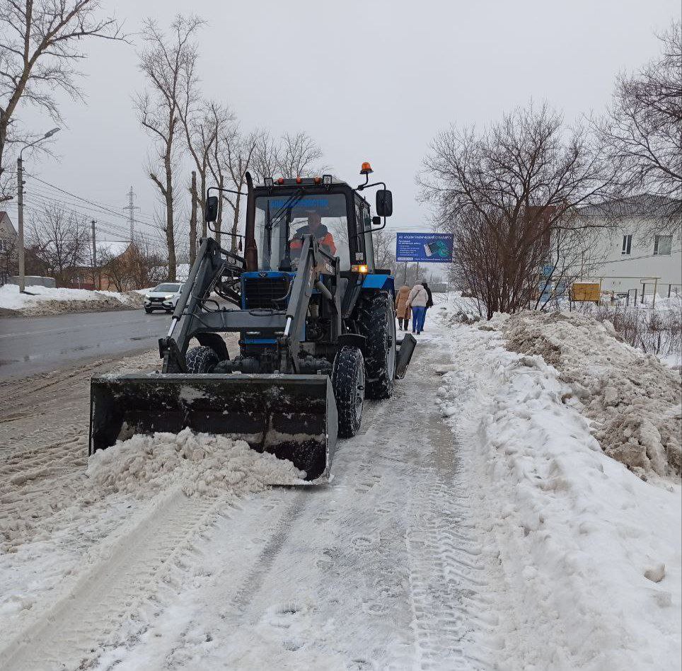 Днем курские улицы убирают 71 человек и 68 единиц техники Днем курские улицы убирают 71 человек и 68 единиц техники
