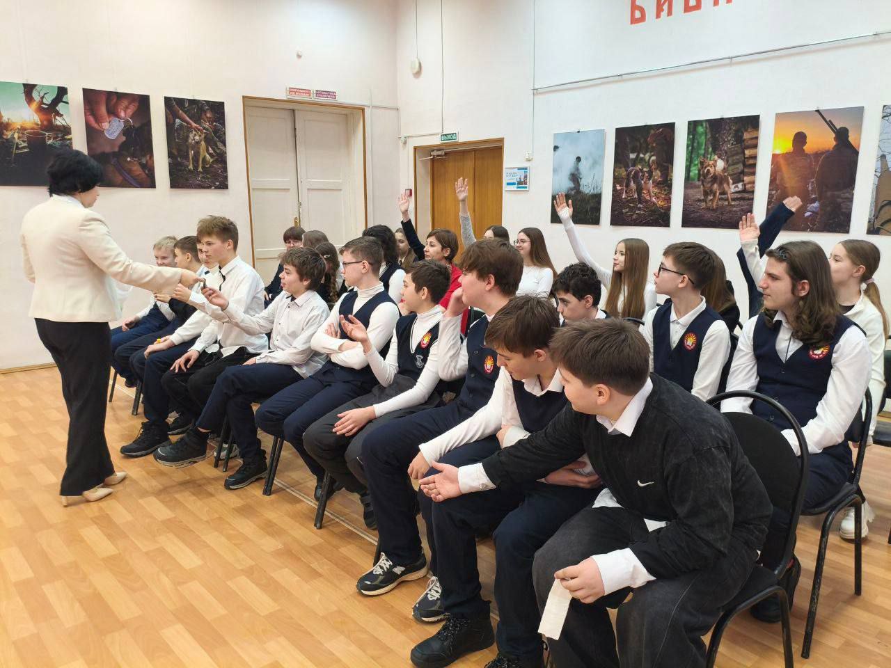 В центральной городской библиотеке им. Ф.А. Семенова состоялся информационный час «Шаг к доверию» для учащихся школы №42 им. Б.Г. Шуклина В центральной городской библиотеке им. Ф.А. Семенова состоялся информационный час «Шаг к доверию» для учащихся школы №42 им. Б.Г. Шуклина