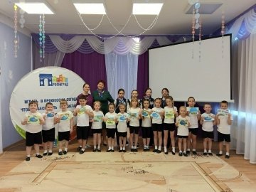 В преддверии Дня защитника Отечества участники движения «Орлята России» МБОУ "Ушаковская средняя общеобразовательная школа" навестили наших маленьких друзей — воспитанников группы дошкольного образования "Золотой ключик" — и... В преддверии Дня защитника Отечества участники движения «Орлята России» МБОУ "Ушаковская средняя общеобразовательная школа" навестили наших маленьких друзей — воспитанников группы дошкольного образования "Золотой ключик" — и...