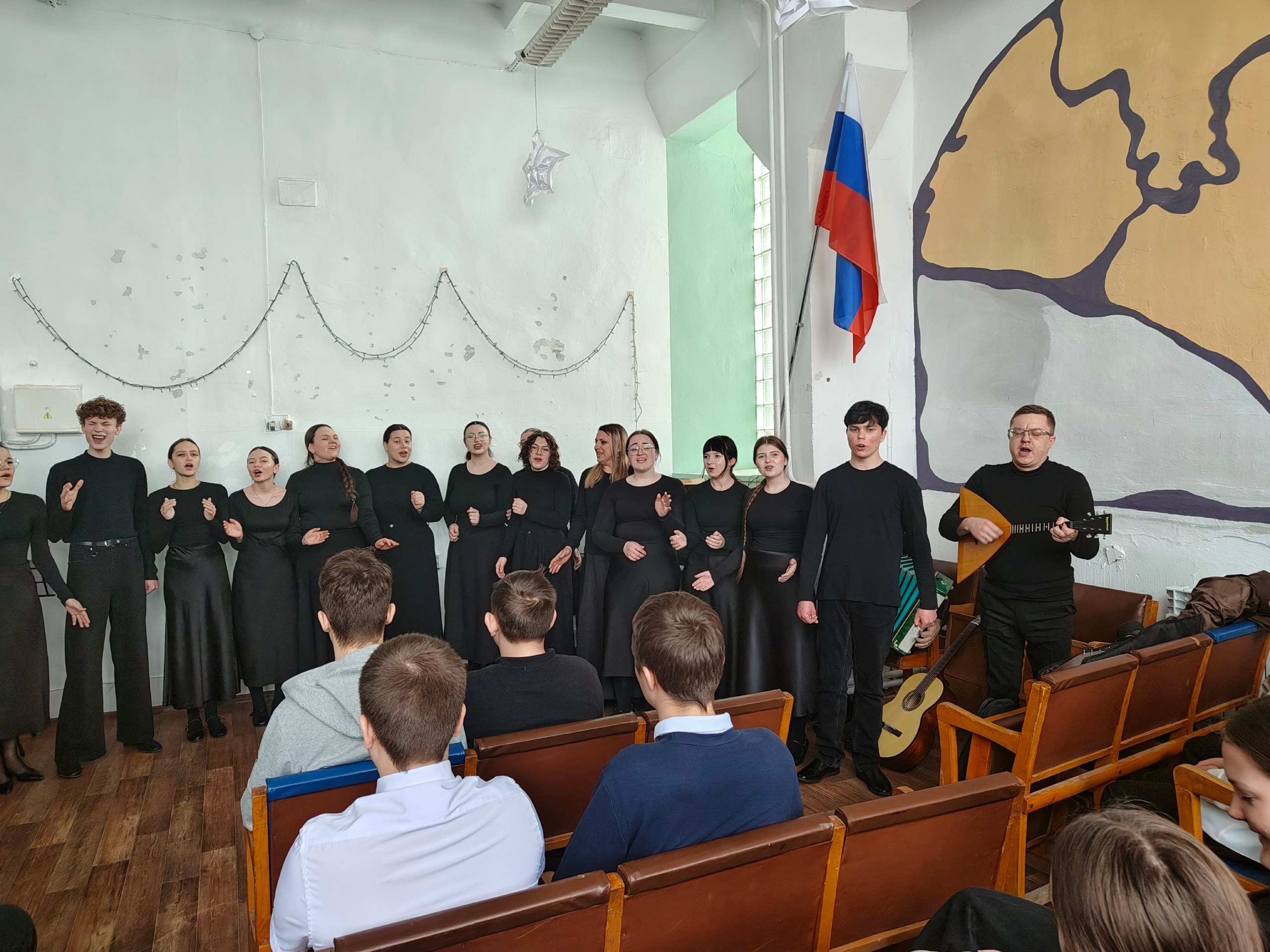 25 февраля перед обучающимися МКОУ «Суджанская СОШ №2» выступил студенческий народный хор Суджанского колледжа искусств им. Н.В. Плевицкой под руководством Егоровой Светланы Викторовны с концертной программой «В памяти...