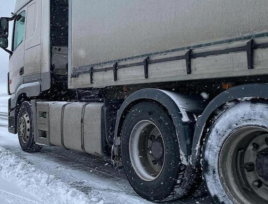 В Курске устанавливают запрещающие парковку большегрузов знаки