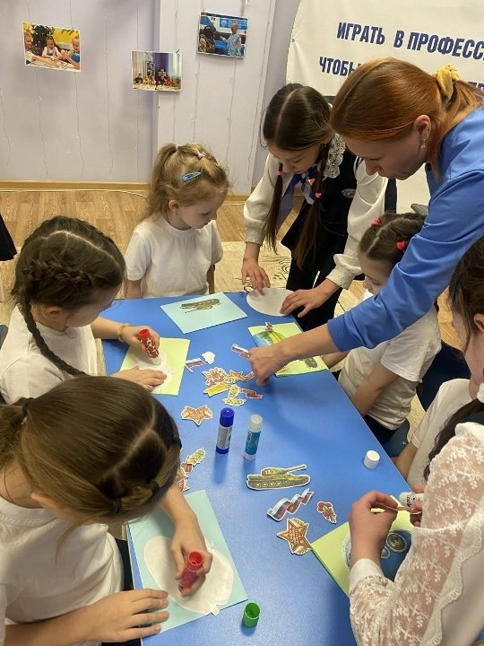 В преддверии Дня защитника Отечества участники движения «Орлята России» МБОУ "Ушаковская средняя общеобразовательная школа" навестили наших маленьких друзей — воспитанников группы дошкольного образования "Золотой ключик" — и... В преддверии Дня защитника Отечества участники движения «Орлята России» МБОУ "Ушаковская средняя общеобразовательная школа" навестили наших маленьких друзей — воспитанников группы дошкольного образования "Золотой ключик" — и...