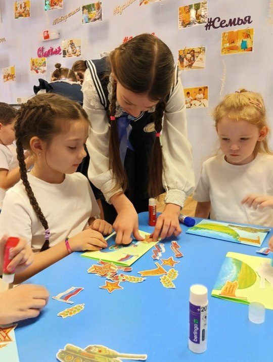 В преддверии Дня защитника Отечества участники движения «Орлята России» МБОУ "Ушаковская средняя общеобразовательная школа" навестили наших маленьких друзей — воспитанников группы дошкольного образования "Золотой ключик" — и... В преддверии Дня защитника Отечества участники движения «Орлята России» МБОУ "Ушаковская средняя общеобразовательная школа" навестили наших маленьких друзей — воспитанников группы дошкольного образования "Золотой ключик" — и...