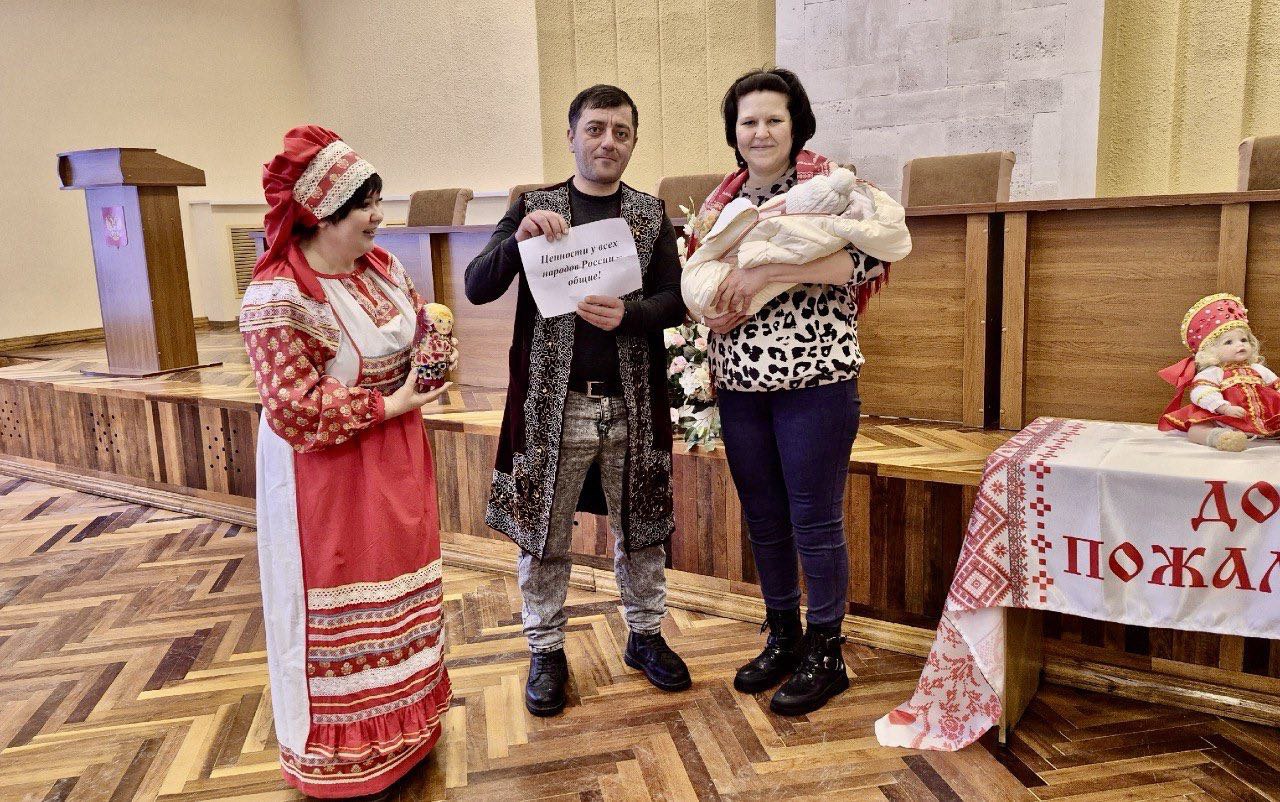 Сергей Ливенцев: Спешим поделиться радостной вестью: в знаменательный Год единства народов России в отделе ЗАГС Администрации Дмитриевского района зарегистрирован новый гражданин — маленький житель нашей большой... Сергей Ливенцев: Спешим поделиться радостной вестью: в знаменательный Год единства народов России в отделе ЗАГС Администрации Дмитриевского района зарегистрирован новый гражданин — маленький житель нашей большой...