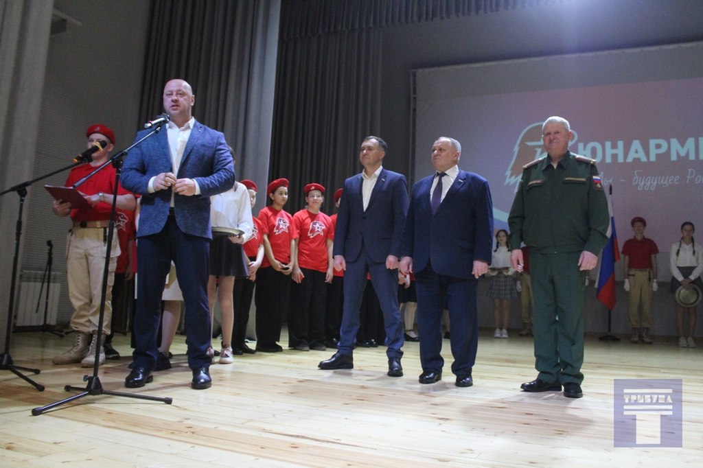 Дмитрий Новиков: Сегодня около 30 конышевских девчонок и мальчишек пополнили ряды Всероссийского детско-юношеского военно-патриотического общественного движения «ЮНАРМИЯ» Дмитрий Новиков: Сегодня около 30 конышевских девчонок и мальчишек пополнили ряды Всероссийского детско-юношеского военно-патриотического общественного движения «ЮНАРМИЯ»