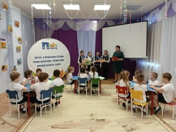 В преддверии Дня защитника Отечества участники движения «Орлята России» МБОУ "Ушаковская средняя общеобразовательная школа" навестили наших маленьких друзей — воспитанников группы дошкольного образования "Золотой ключик" — и... В преддверии Дня защитника Отечества участники движения «Орлята России» МБОУ "Ушаковская средняя общеобразовательная школа" навестили наших маленьких друзей — воспитанников группы дошкольного образования "Золотой ключик" — и...