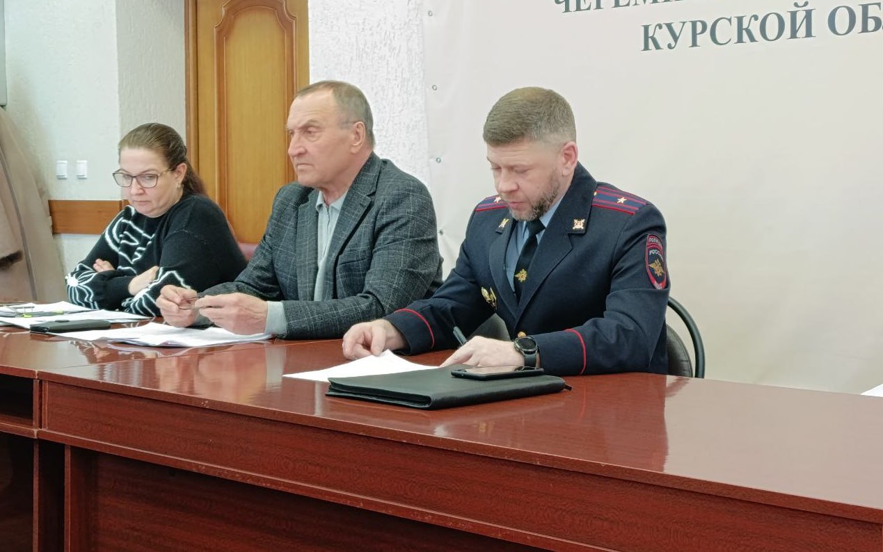 Сегодня в администрации состоялось очередное заседание Представительного Собрания Черемисиновского района Курской области, в рамках которого с ежегодным отчетом выступил Глава района М.Н Игнатов Сегодня в администрации состоялось очередное заседание Представительного Собрания Черемисиновского района Курской области, в рамках которого с ежегодным отчетом выступил Глава района М.Н Игнатов