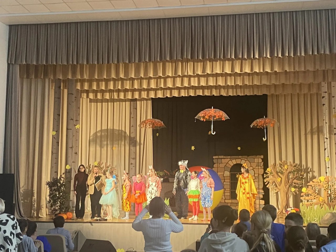 Виктор Кожухов: На сцене Тазовского сельского Дома культуры состоялось открытие Областного фестиваля детских и юношеских любительских театров "Третий звонок" Виктор Кожухов: На сцене Тазовского сельского Дома культуры состоялось открытие Областного фестиваля детских и юношеских любительских театров "Третий звонок"