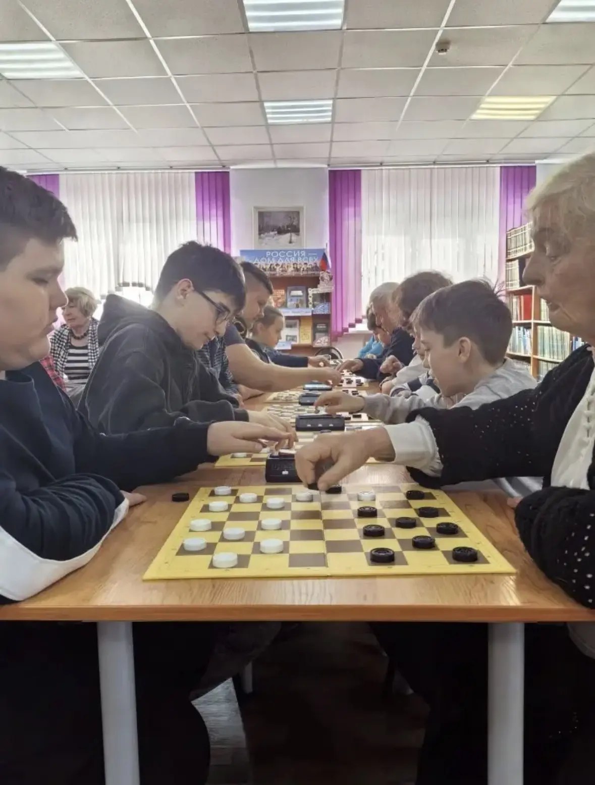 27 февраля 2026 года в читальном зале Межпоселенческой библиотеки прошел захватывающий открытый чемпионат по русским шашкам