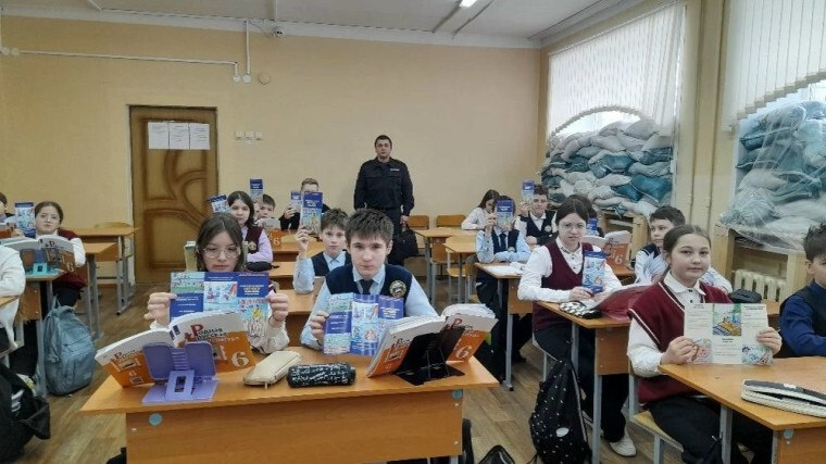 26 февраля в МБОУ «СОШ №5» сотрудники ОДН Курского ЛО МВД России Лавров К.И. и Крутых Ю.Ю. провели профилактическую беседу с учениками о правилах безопасного поведения на железной дороге 26 февраля в МБОУ «СОШ №5» сотрудники ОДН Курского ЛО МВД России Лавров К.И. и Крутых Ю.Ю. провели профилактическую беседу с учениками о правилах безопасного поведения на железной дороге