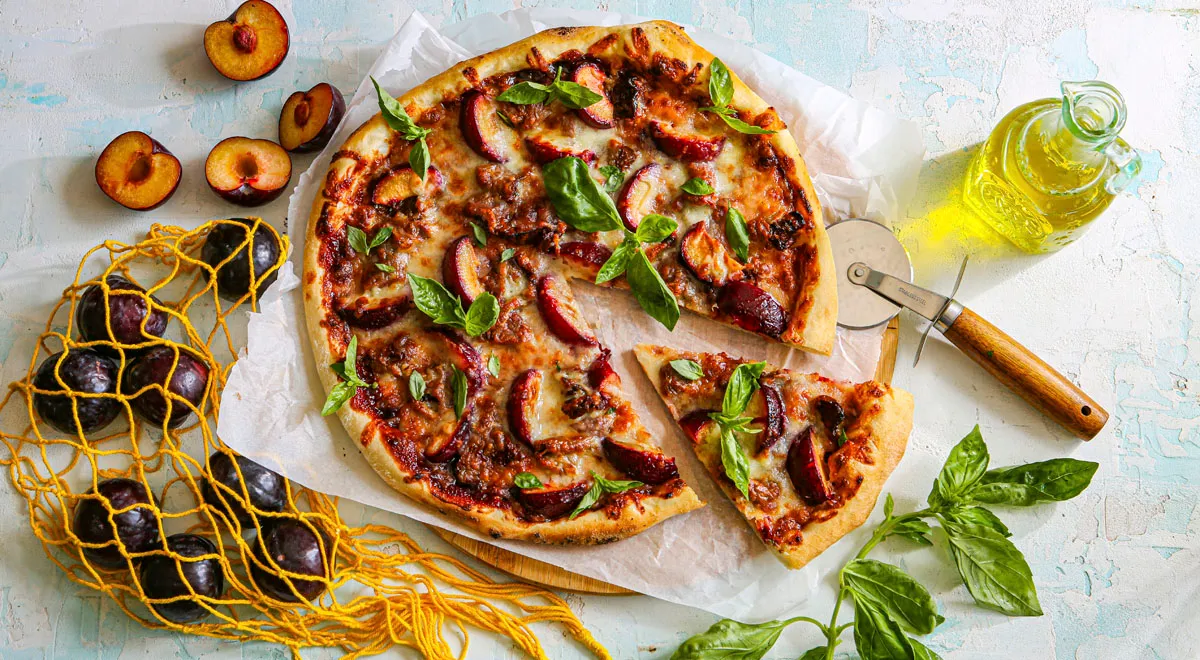 Необычная пицца с сладкой сливой и голубым сыром