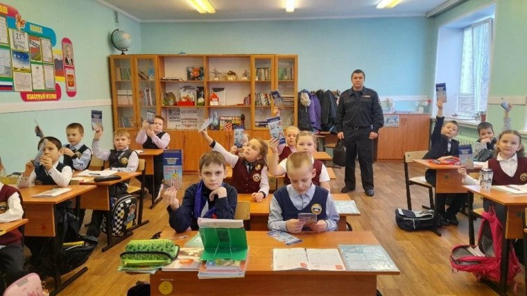 26 февраля в МБОУ «СОШ №5» сотрудники ОДН Курского ЛО МВД России Лавров К.И. и Крутых Ю.Ю. провели профилактическую беседу с учениками о правилах безопасного поведения на железной дороге 26 февраля в МБОУ «СОШ №5» сотрудники ОДН Курского ЛО МВД России Лавров К.И. и Крутых Ю.Ю. провели профилактическую беседу с учениками о правилах безопасного поведения на железной дороге