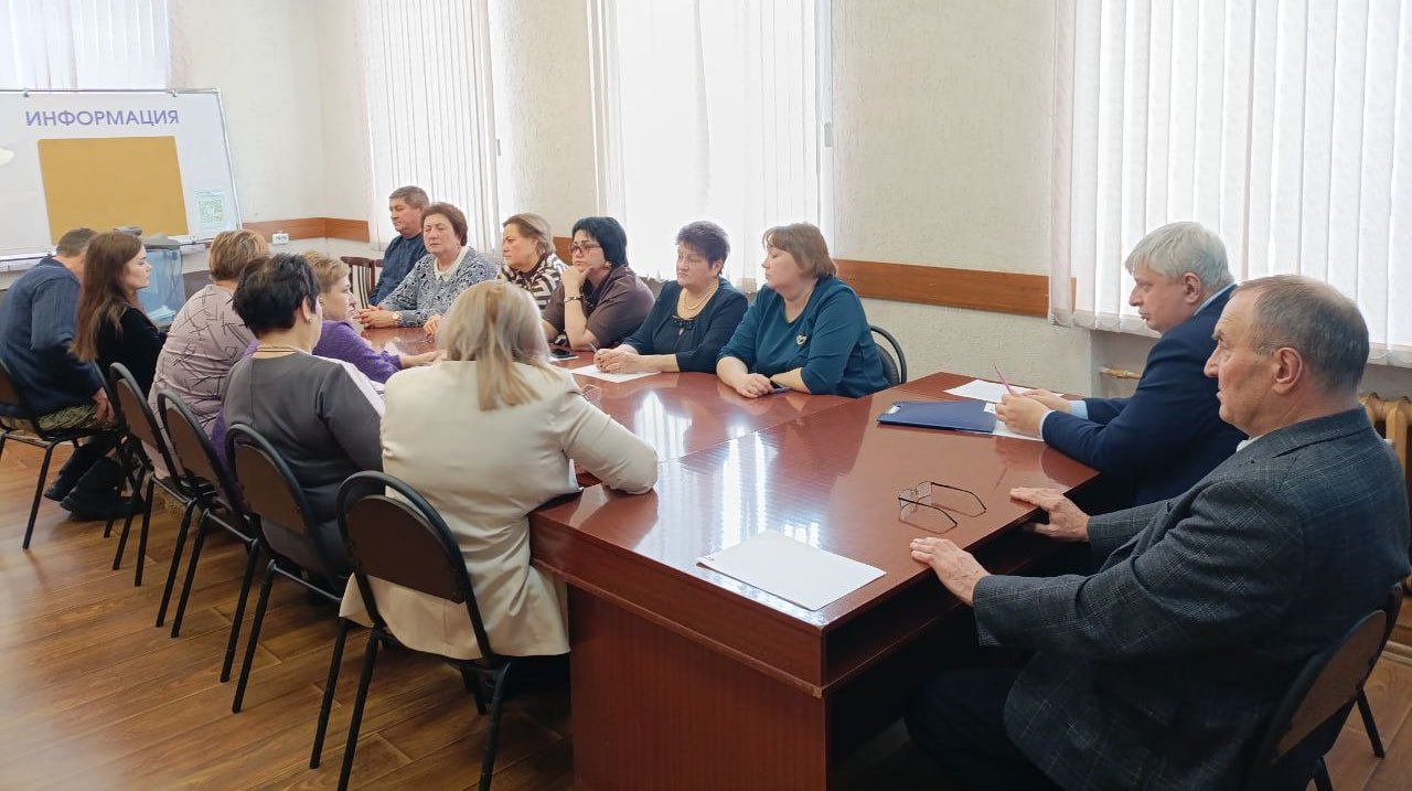 Сегодня в администрации состоялось очередное заседание Представительного Собрания Черемисиновского района Курской области, в рамках которого с ежегодным отчетом выступил Глава района М.Н Игнатов