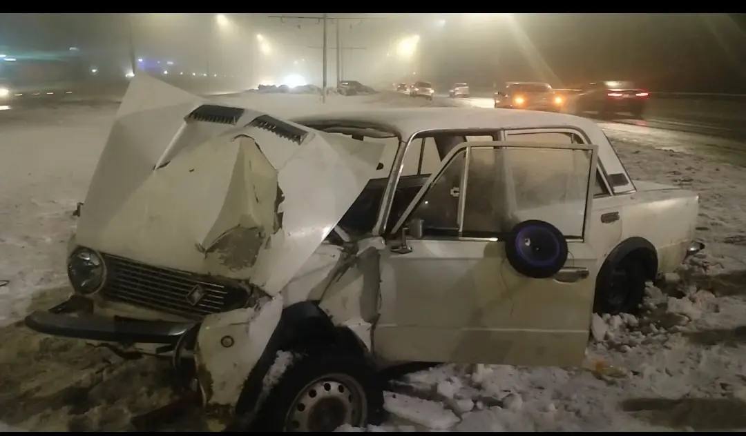 По предварительной информации, 27.02.2026 г. примерно в 20:40 несовершеннолетний 2008 г.р., управляя автомобилем ВАЗ 2101, двигаясь по ул. Энгельса г. Курска, в районе д. 162 не справился с управлением и допустил наезд на...