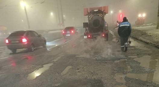 Дорожники ночью залатали ямы на Льговском повороте в Курске