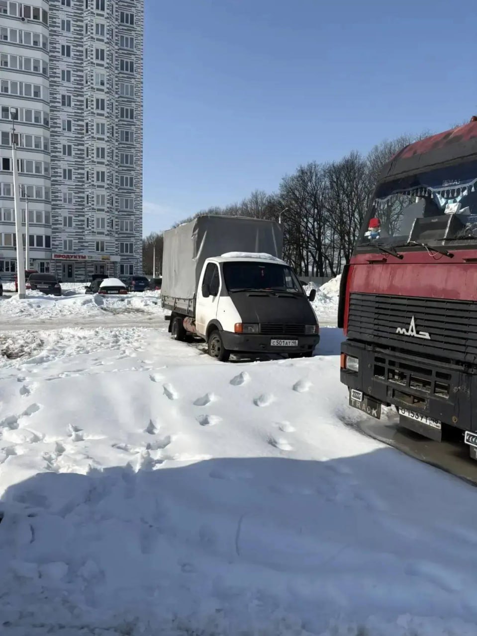Мэр Курска призвал убрать брошенные грузовики на проспекте Дериглазова Мэр Курска призвал убрать брошенные грузовики на проспекте Дериглазова