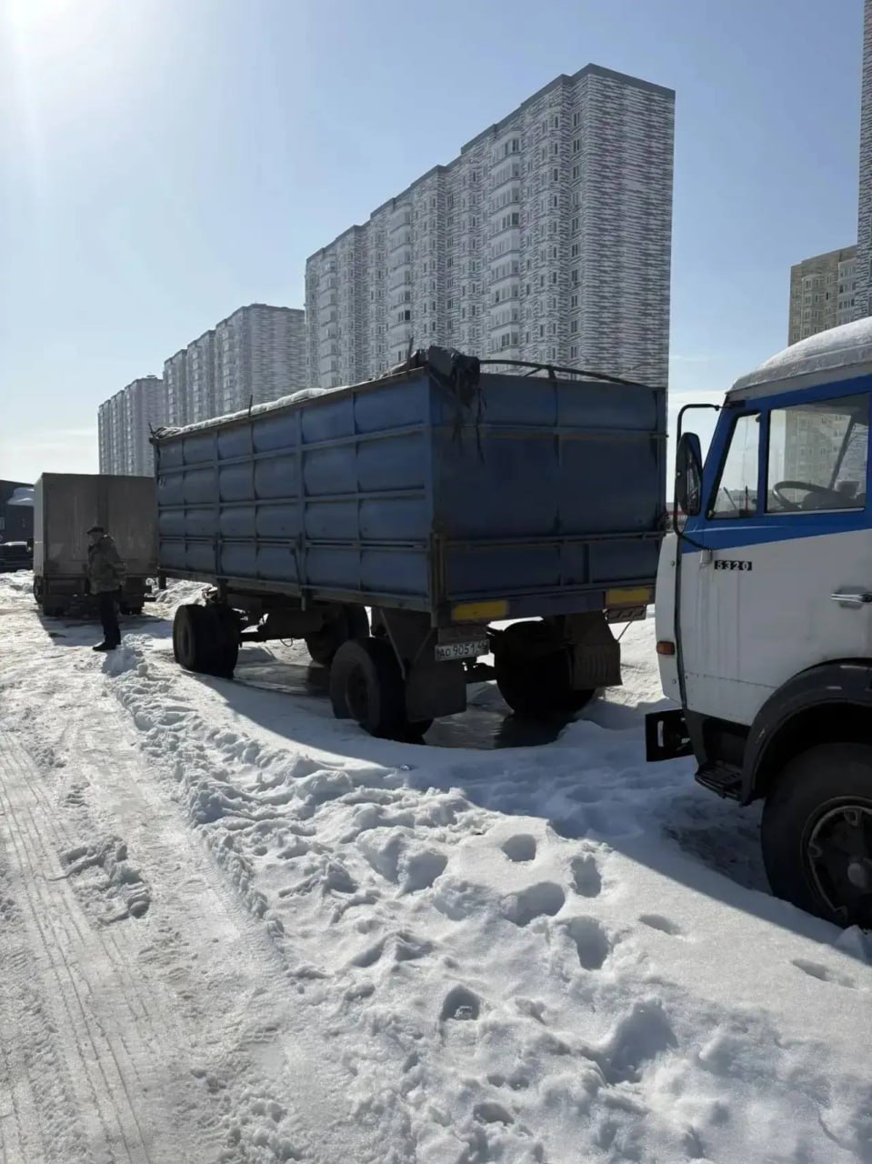 Мэр Курска призвал убрать брошенные грузовики на проспекте Дериглазова Мэр Курска призвал убрать брошенные грузовики на проспекте Дериглазова