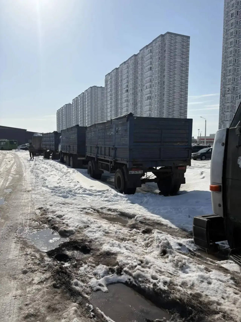 Мэр Курска призвал убрать брошенные грузовики на проспекте Дериглазова Мэр Курска призвал убрать брошенные грузовики на проспекте Дериглазова