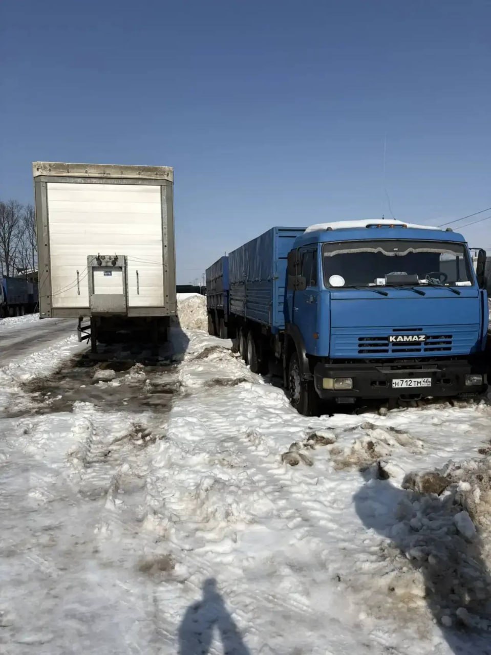 Мэр Курска призвал убрать брошенные грузовики на проспекте Дериглазова Мэр Курска призвал убрать брошенные грузовики на проспекте Дериглазова