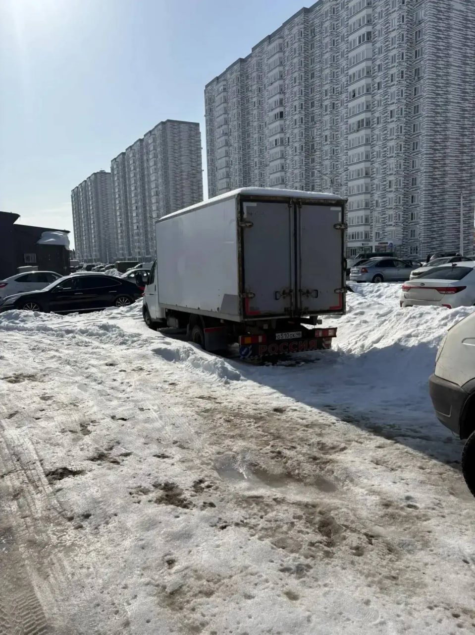 Мэр Курска призвал убрать брошенные грузовики на проспекте Дериглазова Мэр Курска призвал убрать брошенные грузовики на проспекте Дериглазова