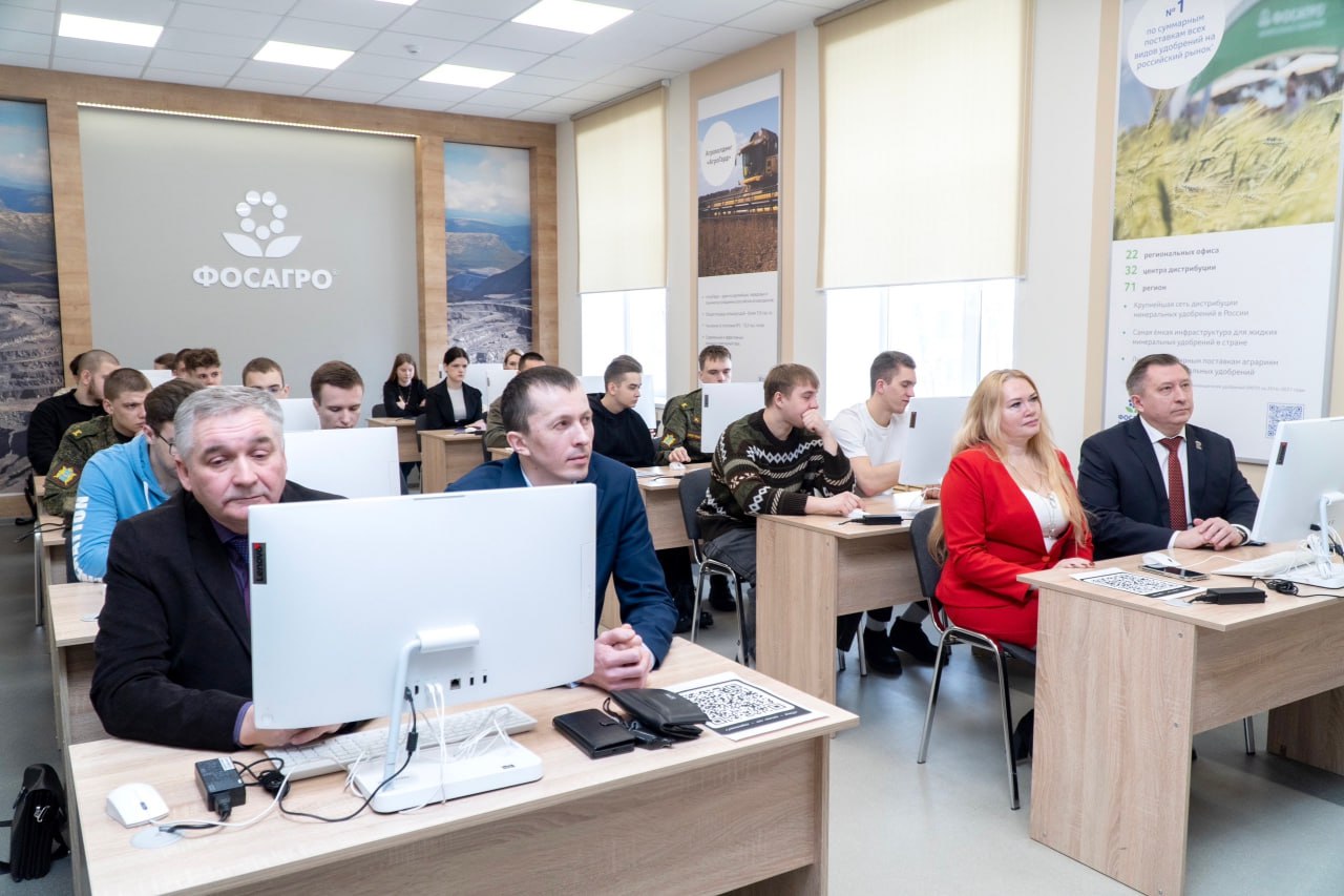 Партийцы и сторонники приняли участие в онлайн-диктанте «Отец – пример, сын – защитник»