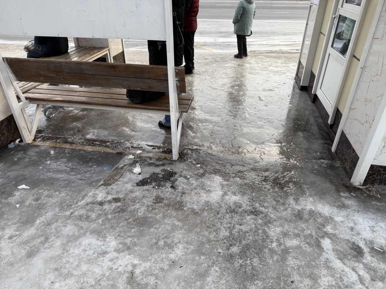 Нам пишут: "Всем ДОБРОЕ УТРО с остановки "Метеостанция", а заодно и из автобуса 22Г..."