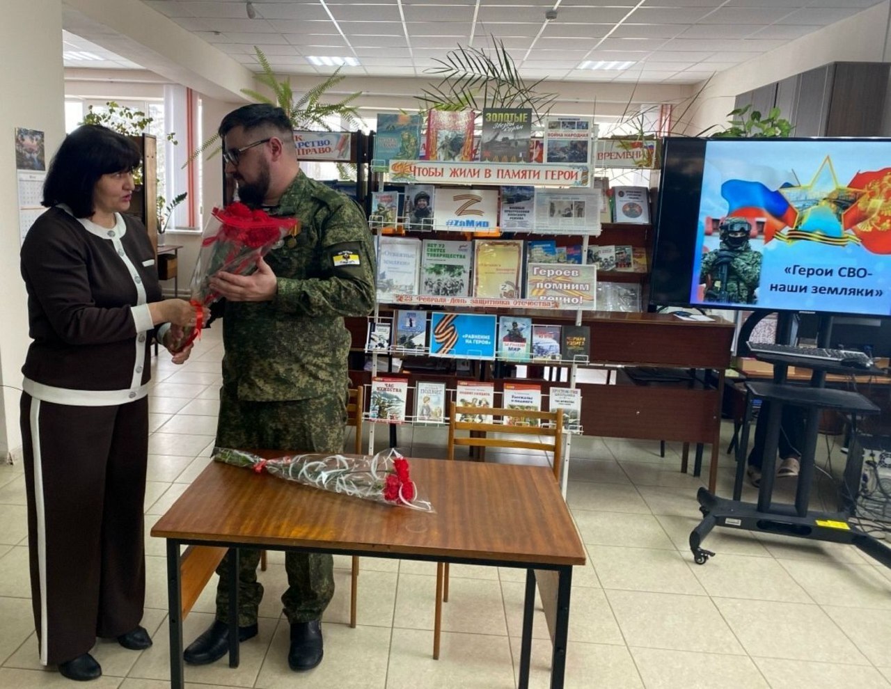 В Фатежской детской библиотеке прошла встреча с Александром Жердевым — участником специальной военной операции и ветераном боевых действий, который родом из села Сотниково В Фатежской детской библиотеке прошла встреча с Александром Жердевым — участником специальной военной операции и ветераном боевых действий, который родом из села Сотниково