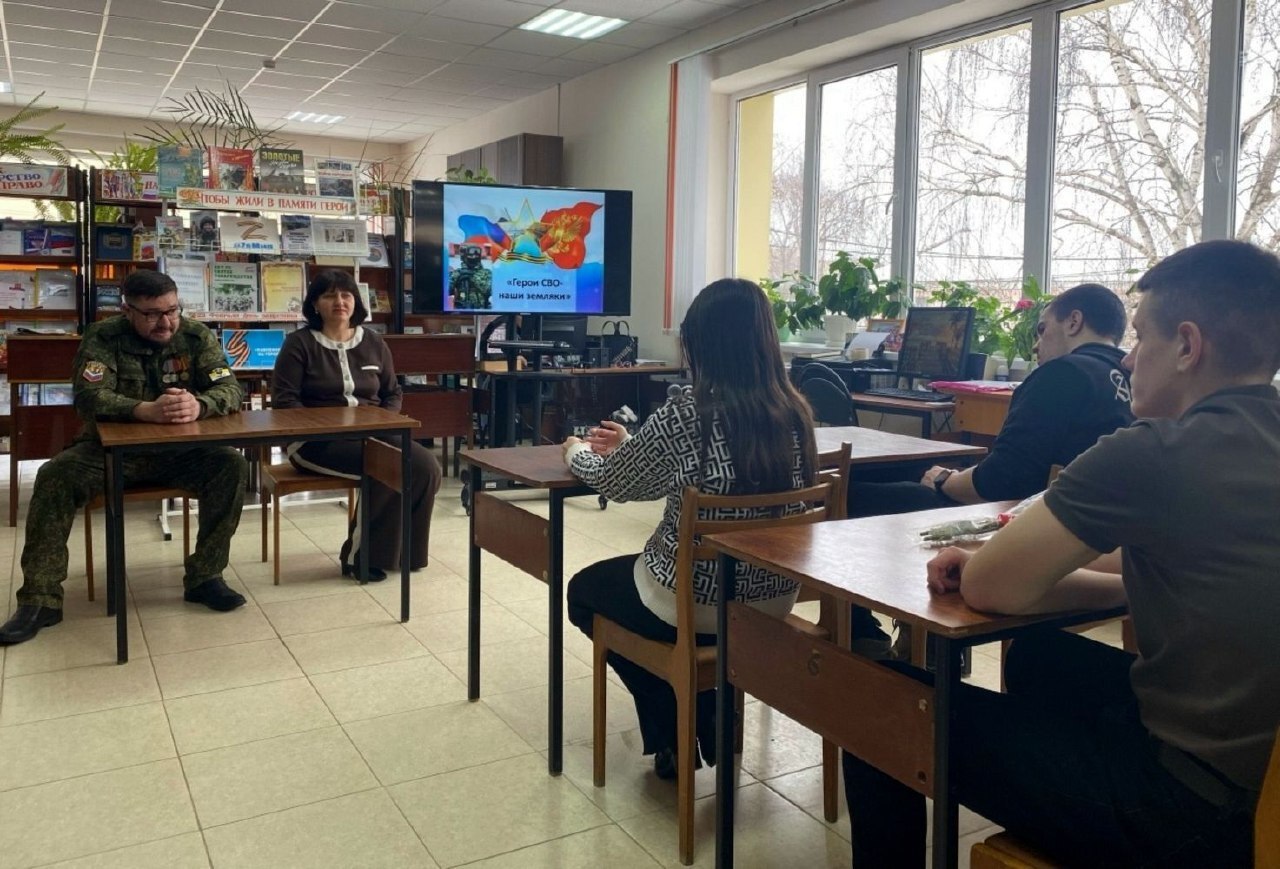 В Фатежской детской библиотеке прошла встреча с Александром Жердевым — участником специальной военной операции и ветераном боевых действий, который родом из села Сотниково В Фатежской детской библиотеке прошла встреча с Александром Жердевым — участником специальной военной операции и ветераном боевых действий, который родом из села Сотниково
