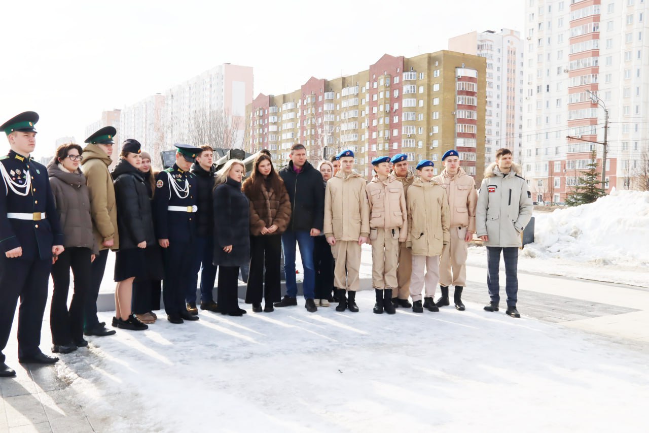 Курские единороссы, школьники почтили память героя Великой Отечественной войны Петра Михина Курские единороссы, школьники почтили память героя Великой Отечественной войны Петра Михина