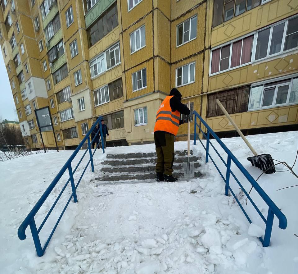 12 человек и три машины поддерживали порядок в выходные в парках и скверах Курска 12 человек и три машины поддерживали порядок в выходные в парках и скверах Курска