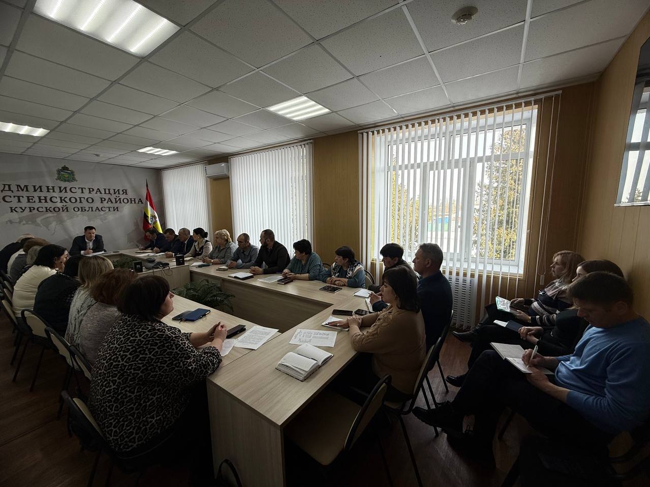 Виктор Петров: Рабочую неделю начал с традиционной планерки с главами и руководителями структурных подразделений района